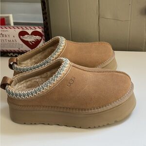 UGG TASMAN SAND COLOR SIZE 9